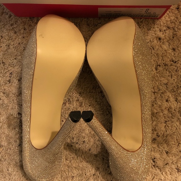 Just Fab Gold Jazzy Heals - Picture 3 of 3